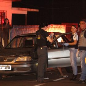 Homem é executado com 25 tiros dentro de carro em Sarandi Foto 3 Fotos de Homem é executado com 25 tiros dentro de carro em Sarandi