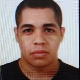 Homem morre após bater carro contra árvore em Maringá Foto 17 Fotos de Homem morre após bater carro contra árvore em Maringá