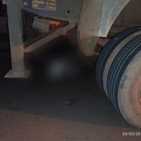 Homem morre após ser atropelado por carreta Foto 4 Fotos de Homem morre após ser atropelado por carreta