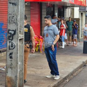 Jovem é executado e duas pessoas são baleadas em ataque a oficina de motos em Sarandi Foto 13 Fotos de Jovem é executado e duas pessoas são baleadas em ataque a oficina de motos em Sarandi