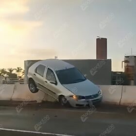Ladrão sofre acidente e carro roubado fica ‘pendurado’ em viaduto de Maringá Foto 2 Fotos de Ladrão sofre acidente e carro roubado fica ‘pendurado’ em viaduto de Maringá