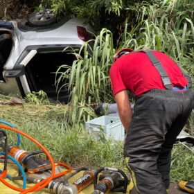 Motorista é socorrido de helicóptero após capotar carro na BR-376 Foto 11 Fotos de Motorista é socorrido de helicóptero após capotar carro na BR-376