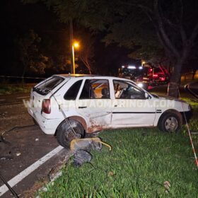 Homem morre após bater carro contra árvore em Maringá Foto 2 Fotos de Homem morre após bater carro contra árvore em Maringá