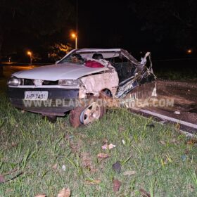 Homem morre após bater carro contra árvore em Maringá Foto 3 Fotos de Homem morre após bater carro contra árvore em Maringá