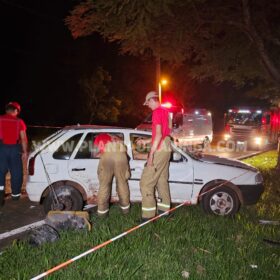 Homem morre após bater carro contra árvore em Maringá Foto 1 Fotos de Homem morre após bater carro contra árvore em Maringá