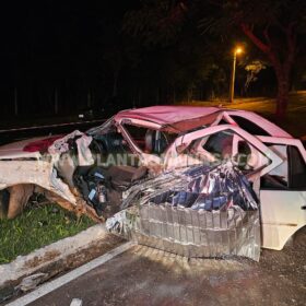 Homem morre após bater carro contra árvore em Maringá Foto 4 Fotos de Homem morre após bater carro contra árvore em Maringá