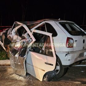 Homem morre após bater carro contra árvore em Maringá Foto 5 Fotos de Homem morre após bater carro contra árvore em Maringá