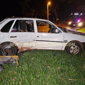 Homem morre após bater carro contra árvore em Maringá Foto 6 Fotos de Homem morre após bater carro contra árvore em Maringá