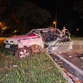Homem morre após bater carro contra árvore em Maringá Foto 7 Fotos de Homem morre após bater carro contra árvore em Maringá