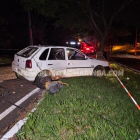 Homem morre após bater carro contra árvore em Maringá Foto 9 Fotos de Homem morre após bater carro contra árvore em Maringá