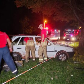 Homem morre após bater carro contra árvore em Maringá Foto 10 Fotos de Homem morre após bater carro contra árvore em Maringá