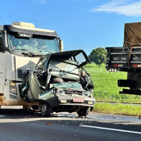 Câmera registra acidente com morte onde carro foi esmagado por carreta em Maringá Foto 2 Fotos de Câmera registra acidente com morte onde carro foi esmagado por carreta em Maringá