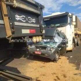 Câmera registra acidente com morte onde carro foi esmagado por carreta em Maringá Foto 3 Fotos de Câmera registra acidente com morte onde carro foi esmagado por carreta em Maringá