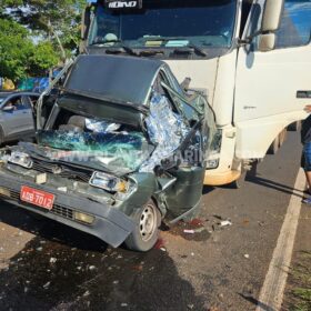 Câmera registra acidente com morte onde carro foi esmagado por carreta em Maringá Foto 4 Fotos de Câmera registra acidente com morte onde carro foi esmagado por carreta em Maringá