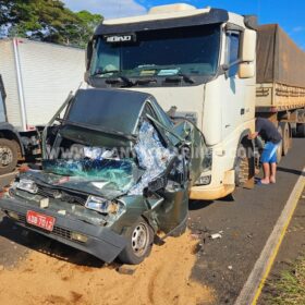 Câmera registra acidente com morte onde carro foi esmagado por carreta em Maringá Foto 5 Fotos de Câmera registra acidente com morte onde carro foi esmagado por carreta em Maringá