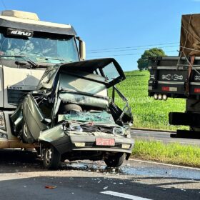 Câmera registra acidente com morte onde carro foi esmagado por carreta em Maringá Foto 7 Fotos de Câmera registra acidente com morte onde carro foi esmagado por carreta em Maringá