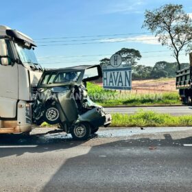 Câmera registra acidente com morte onde carro foi esmagado por carreta em Maringá Foto 8 Fotos de Câmera registra acidente com morte onde carro foi esmagado por carreta em Maringá