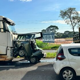 Carro é esmagado por carreta após acidente na rodovia BR-376, em Maringá Foto 2 Fotos de Carro é esmagado por carreta após acidente na rodovia BR-376, em Maringá