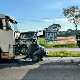Carro é esmagado por carreta após acidente na rodovia BR-376, em Maringá Foto 3 Fotos de Carro é esmagado por carreta após acidente na rodovia BR-376, em Maringá