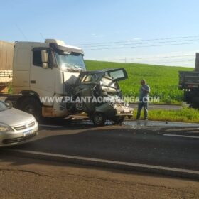 Carro é esmagado por carreta após acidente na rodovia BR-376, em Maringá Foto 1 Fotos de Carro é esmagado por carreta após acidente na rodovia BR-376, em Maringá