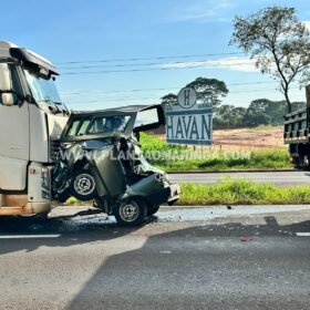 Carro é esmagado por carreta após acidente na rodovia BR-376, em Maringá Foto 4 Fotos de Carro é esmagado por carreta após acidente na rodovia BR-376, em Maringá