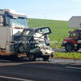 Carro é esmagado por carreta após acidente na rodovia BR-376, em Maringá Foto 5 Fotos de Carro é esmagado por carreta após acidente na rodovia BR-376, em Maringá