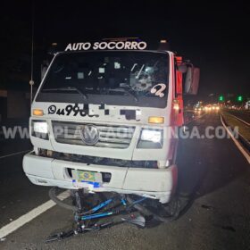 Ciclista de 18 anos é intubado após ser atropelado por caminhão em Maringá. Foto 6 Fotos de Ciclista de 18 anos é intubado após ser atropelado por caminhão em Maringá.