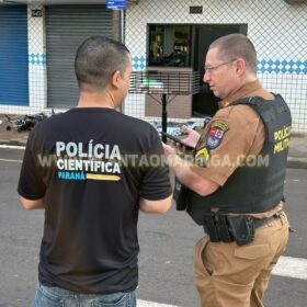 Homem é executado e moça baleada em ataque na saída de tabacaria em Sarandi Foto 2 Fotos de Homem é executado e moça baleada em ataque na saída de tabacaria em Sarandi