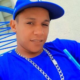 Homem é executado e moça baleada em ataque na saída de tabacaria em Sarandi Foto 14 Fotos de Homem é executado e moça baleada em ataque na saída de tabacaria em Sarandi