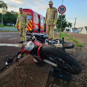 Motociclista fica gravemente ferido após bater em árvore em Maringá Foto 6 Fotos de Motociclista fica gravemente ferido após bater em árvore em Maringá