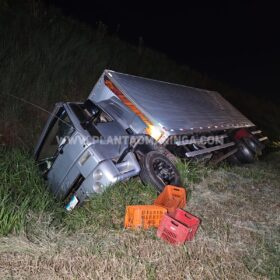 Motociclista morre após bater em três carretas, um caminhão e um carro em Marialva Foto 17 Fotos de Motociclista morre após bater em três carretas, um caminhão e um carro em Marialva
