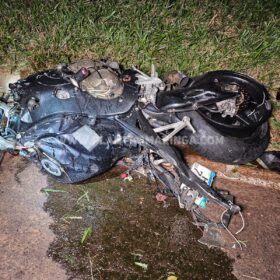 Motociclista morre após bater em três carretas, um caminhão e um carro em Marialva Foto 5 Fotos de Motociclista morre após bater em três carretas, um caminhão e um carro em Marialva