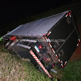Motociclista morre após bater em três carretas, um caminhão e um carro em Marialva Foto 6 Fotos de Motociclista morre após bater em três carretas, um caminhão e um carro em Marialva