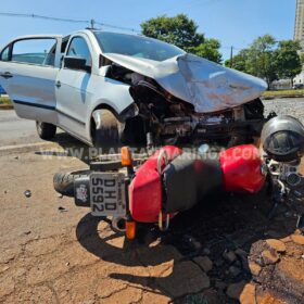 Motorista derruba poste e bate em motociclista em Maringá Foto 3 Fotos de Motorista derruba poste e bate em motociclista em Maringá