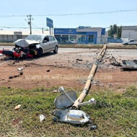Motorista derruba poste e bate em motociclista em Maringá Foto 1 Fotos de Motorista derruba poste e bate em motociclista em Maringá