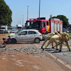 Motorista derruba poste e bate em motociclista em Maringá Foto 9 Fotos de Motorista derruba poste e bate em motociclista em Maringá