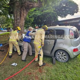 Motorista é socorrido com ferimentos grave ao bater carro em árvore em Maringá Foto 2 Fotos de Motorista é socorrido com ferimentos grave ao bater carro em árvore em Maringá
