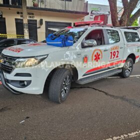 Motorista é socorrido com ferimentos grave ao bater carro em árvore em Maringá Foto 3 Fotos de Motorista é socorrido com ferimentos grave ao bater carro em árvore em Maringá