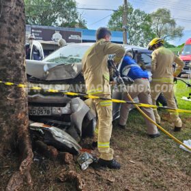 Motorista é socorrido com ferimentos grave ao bater carro em árvore em Maringá Foto 1 Fotos de Motorista é socorrido com ferimentos grave ao bater carro em árvore em Maringá