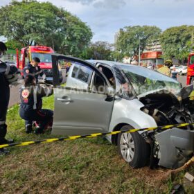 Motorista é socorrido com ferimentos grave ao bater carro em árvore em Maringá Foto 4 Fotos de Motorista é socorrido com ferimentos grave ao bater carro em árvore em Maringá