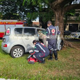 Motorista é socorrido com ferimentos grave ao bater carro em árvore em Maringá Foto 5 Fotos de Motorista é socorrido com ferimentos grave ao bater carro em árvore em Maringá
