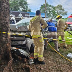Motorista é socorrido com ferimentos grave ao bater carro em árvore em Maringá Foto 6 Fotos de Motorista é socorrido com ferimentos grave ao bater carro em árvore em Maringá
