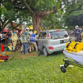 Motorista é socorrido com ferimentos grave ao bater carro em árvore em Maringá Foto 7 Fotos de Motorista é socorrido com ferimentos grave ao bater carro em árvore em Maringá