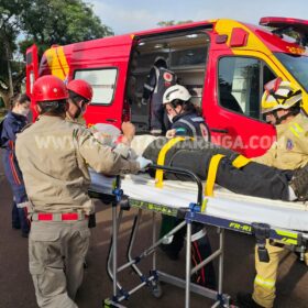 Motorista é socorrido com ferimentos grave ao bater carro em árvore em Maringá Foto 8 Fotos de Motorista é socorrido com ferimentos grave ao bater carro em árvore em Maringá