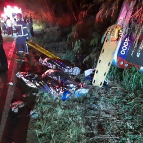 Três pessoas morreram e 19 ficaram feridas em tombamento de micro-ônibus – as vítimas participavam de um evento evangélico em Maringá Foto 2 Fotos de Três pessoas morreram e 19 ficaram feridas em tombamento de micro-ônibus – as vítimas participavam de um evento evangélico em Maringá