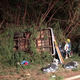 Três pessoas morreram e 19 ficaram feridas em tombamento de micro-ônibus – as vítimas participavam de um evento evangélico em Maringá Foto 3 Fotos de Três pessoas morreram e 19 ficaram feridas em tombamento de micro-ônibus – as vítimas participavam de um evento evangélico em Maringá