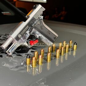 Homem confunde policiais com integrantes de grupo rival e acaba baleado após apontar arma para Rotam, em Sarandi Foto 9 Fotos de Homem confunde policiais com integrantes de grupo rival e acaba baleado após apontar arma para Rotam, em Sarandi