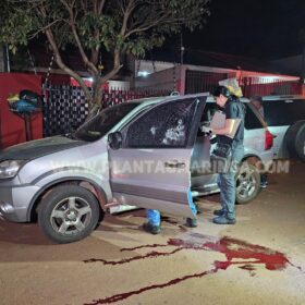 Homem dentro de carro com esposa e filhos é executado com 16 tiros em Sarandi Foto 4 Fotos de Homem dentro de carro com esposa e filhos é executado com 16 tiros em Sarandi