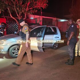 Homem dentro de carro com esposa e filhos é executado com 16 tiros em Sarandi Foto 17 Fotos de Homem dentro de carro com esposa e filhos é executado com 16 tiros em Sarandi
