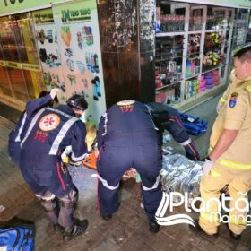 Homem socorrido com ferimentos grave após ser esfaqueado na Praça Raposo Tavares em Maringá Foto 7 Fotos de Homem socorrido com ferimentos grave após ser esfaqueado na Praça Raposo Tavares em Maringá